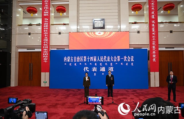 内蒙古人大代表魏栓师(右)、王美兰(左)亮相。人民网 刘艺琳摄