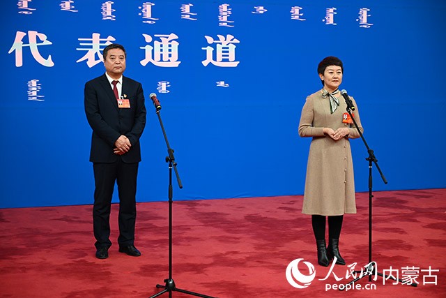 内蒙古人大代表刘晓敏(右)、姚志军(左)亮相。人民网 刘艺琳摄