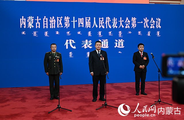 自治区人大代表徐正挺(右)、延文龙(中)、陈在林(左)亮相。人民网 刘艺琳摄