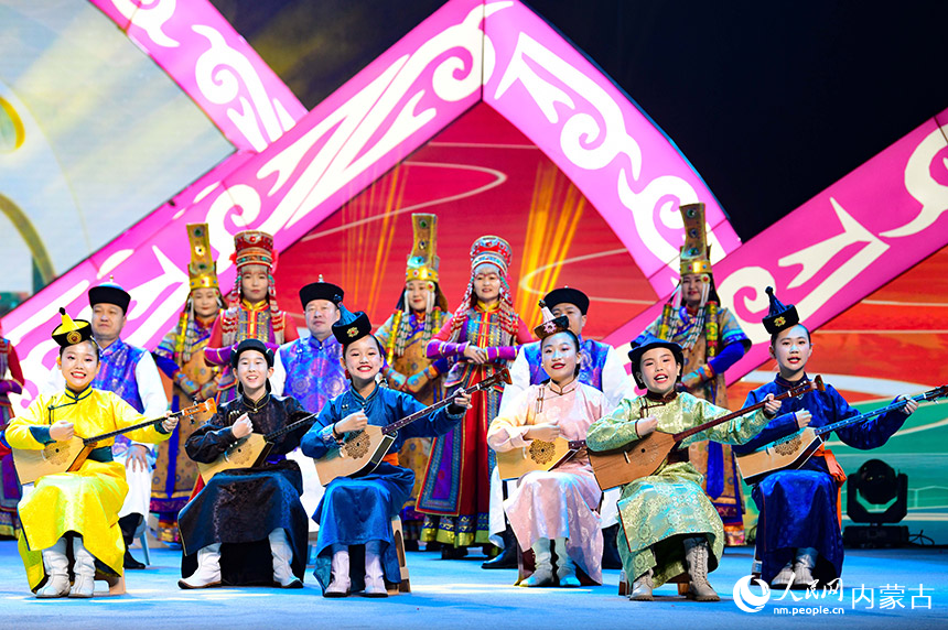 演员在内蒙古曲艺春节晚会上表演祝词、陶力、古如歌《礼赞新时代》。王正摄