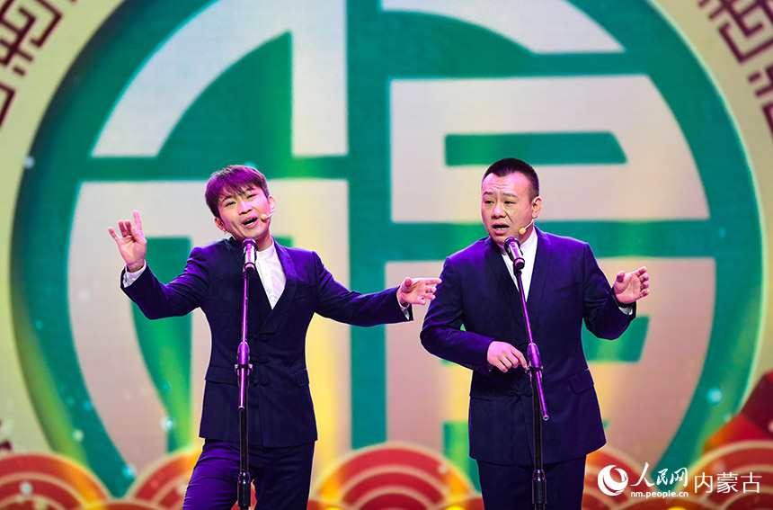 演员在内蒙古曲艺春节晚会上表演相声《周日综合征》。王正摄