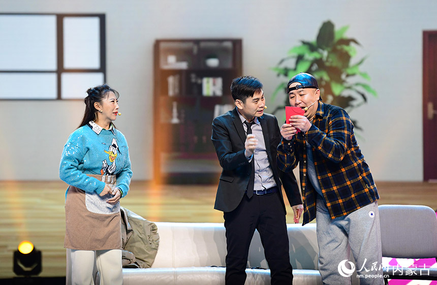 演员在内蒙古曲艺春节晚会上表演小品《随礼的烦恼》。王正摄
