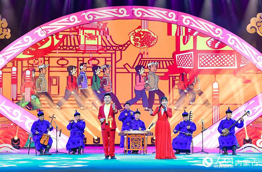 演员在内蒙古曲艺春节晚会上表演漫瀚调《天下黄河》。王正摄