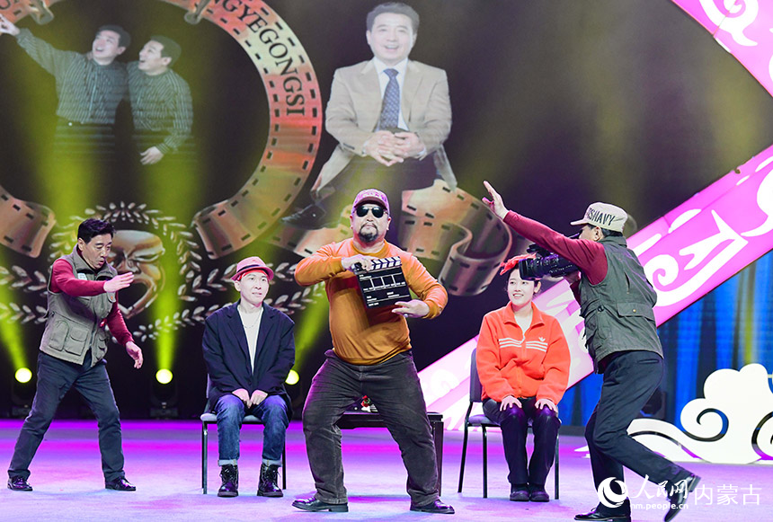 演员在内蒙古曲艺春节晚会上表演幽默小品《兄弟拍电影》。王正摄