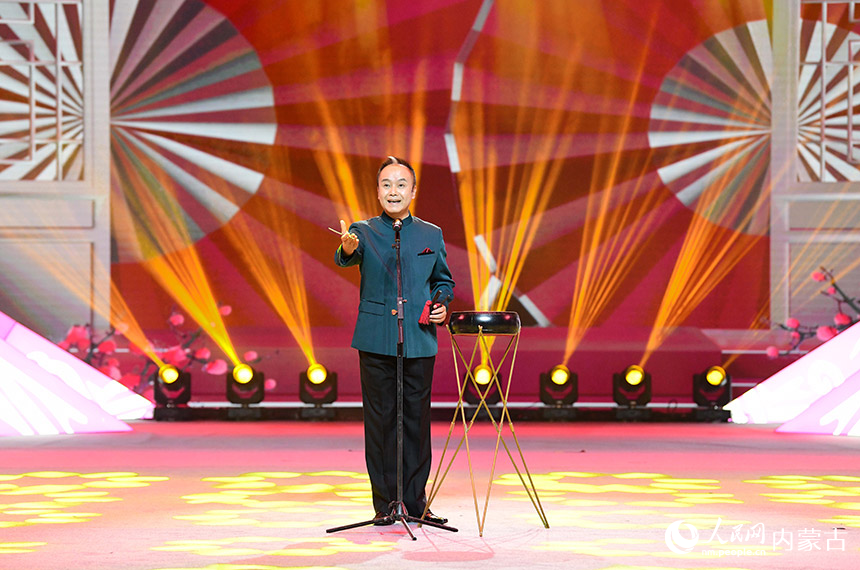 演员在内蒙古曲艺春节晚会上表演京韵大鼓《万里春光》。王正摄