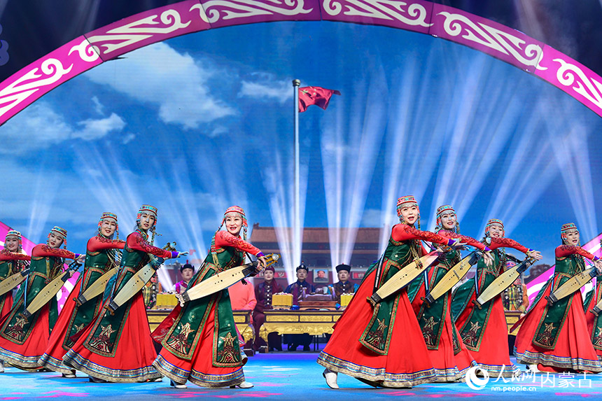 演员在内蒙古曲艺春节晚会上表演赞词《盛世吉祥》。王正摄