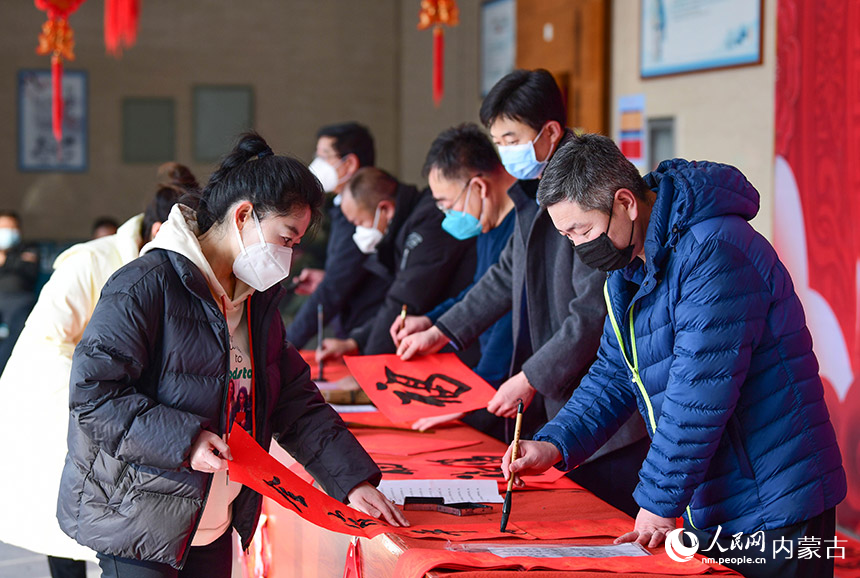 1月12日，书法家在活动中为居民写春联。王正摄 