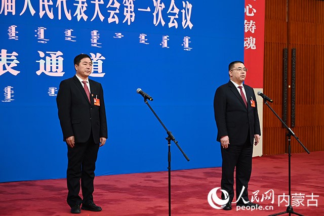 内蒙古人大代表岳国栋（右）、孙明（左）亮相。人民网 寇雅楠摄