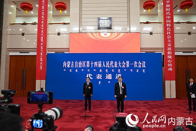 内蒙古人大代表俞乐（右）、徐忠东（左）亮相。人民网 刘艺琳摄