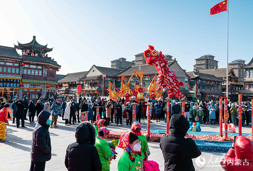 民间艺人在呼和浩特市塞上老街年货节开幕式上表演舞狮。丁根厚摄