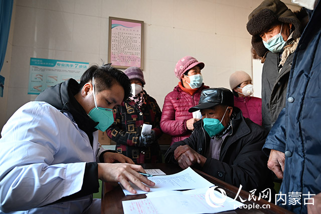 呼和浩特市中醫蒙醫醫院組建專家隊伍現場開展“農村防疫公益行動”義診活動。人民網 劉藝琳攝