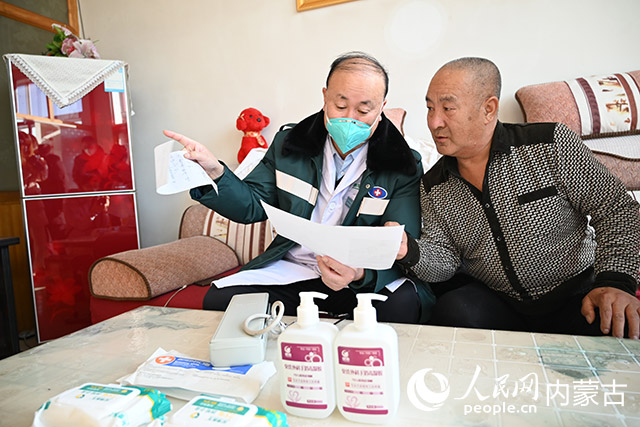 賽罕區太平庄中心衛生院的醫生入戶為行動不便的老人上門義診。人民網 劉藝琳攝