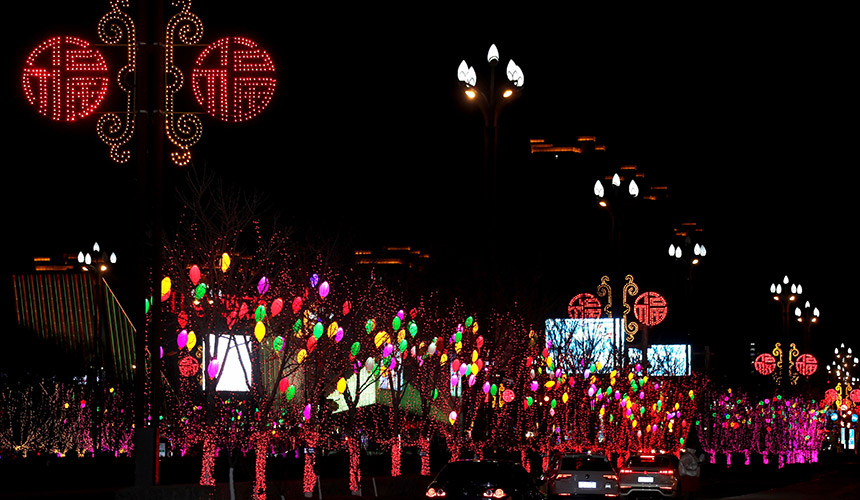 1月19日晚，在赤峰市中心城区拍摄的花灯。李富摄