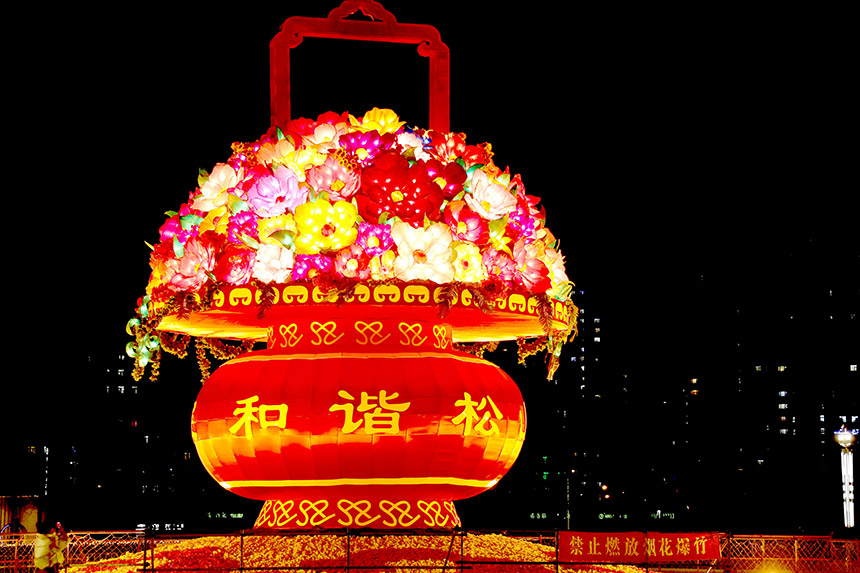 1月19日晚，在赤峰市中心城区拍摄的花灯。李富摄