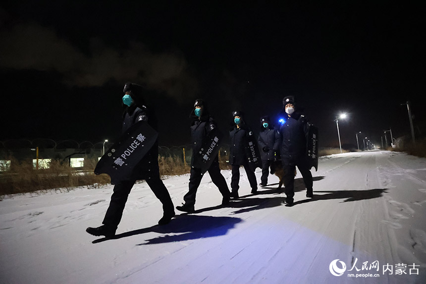 滿洲裡邊檢站民警冒雪巡邏邊境。盧兵兵攝