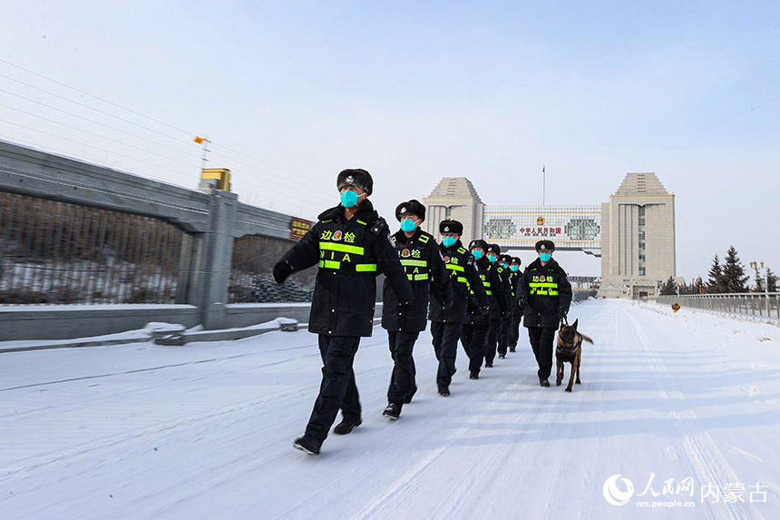 滿洲裡邊檢站民警攜犬巡邏。盧兵兵攝