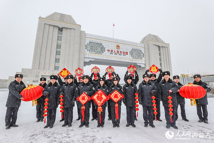 滿洲裡邊檢站組織民警在國門下拍攝拜年視頻。盧兵兵攝