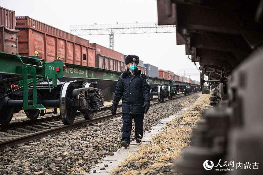 二連出入境邊防檢查站執勤民警對通關列車進行車體檢查。郭鵬杰攝