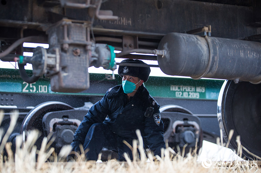 二连出入境边防检查站执勤民警对通关列车进行车体检查。郭鹏杰摄