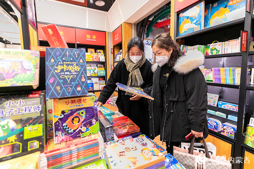 顾客在位于呼和浩特市玉泉区的西西弗书店（凯德店）选购书籍。丁根厚摄