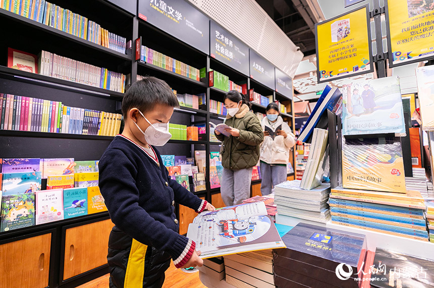小读者在位于呼和浩特市玉泉区的西西弗书店（凯德店）阅读书籍。丁根厚摄
