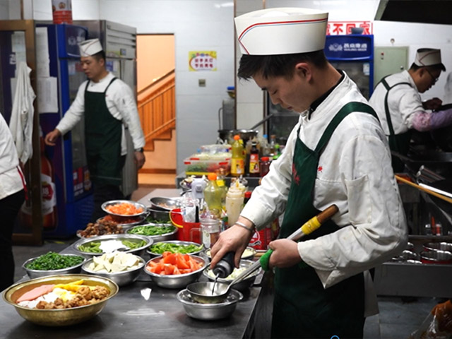 餐馆内厨师们正在忙碌着