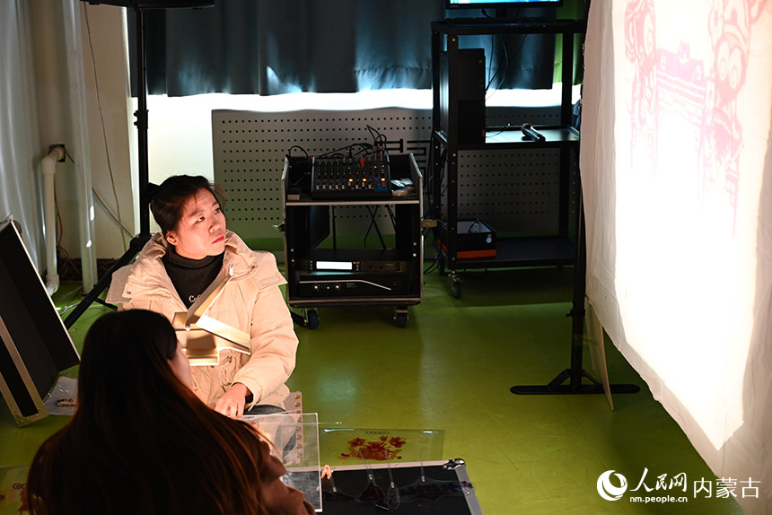 工作人员正在演绎光影剧《老鼠嫁女》。人民网 刘艺琳摄