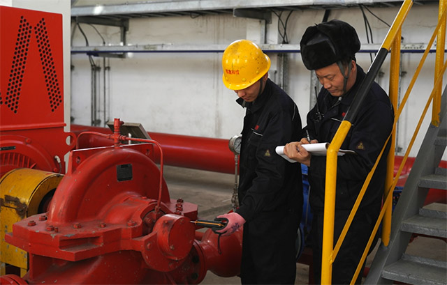 内蒙古榕鑫科技有限责任公司技术人员正在检修设备