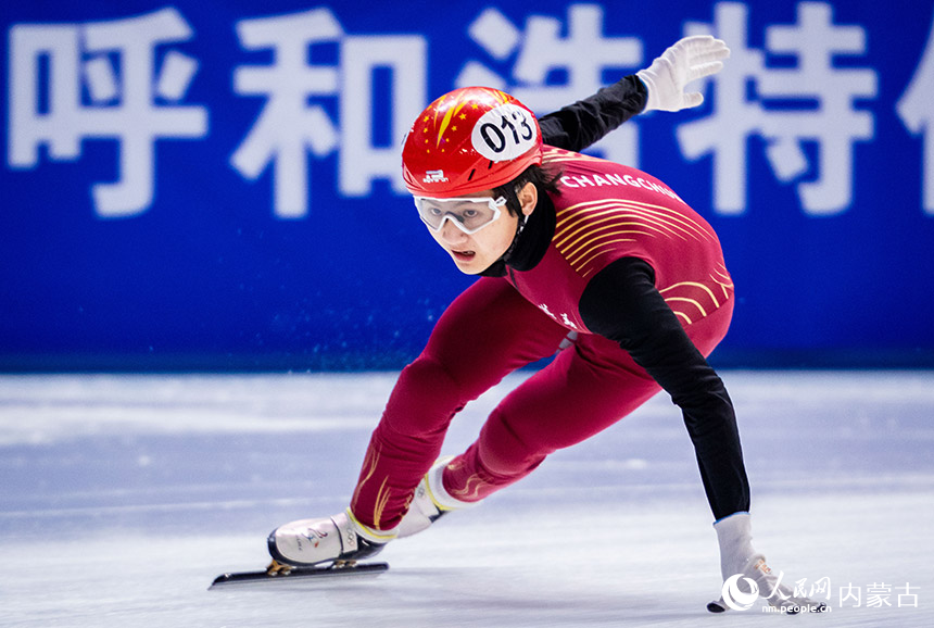 呼和浩特体育中心综合体育馆,参赛选手在青年组女子九圈追逐比赛中。丁根厚摄