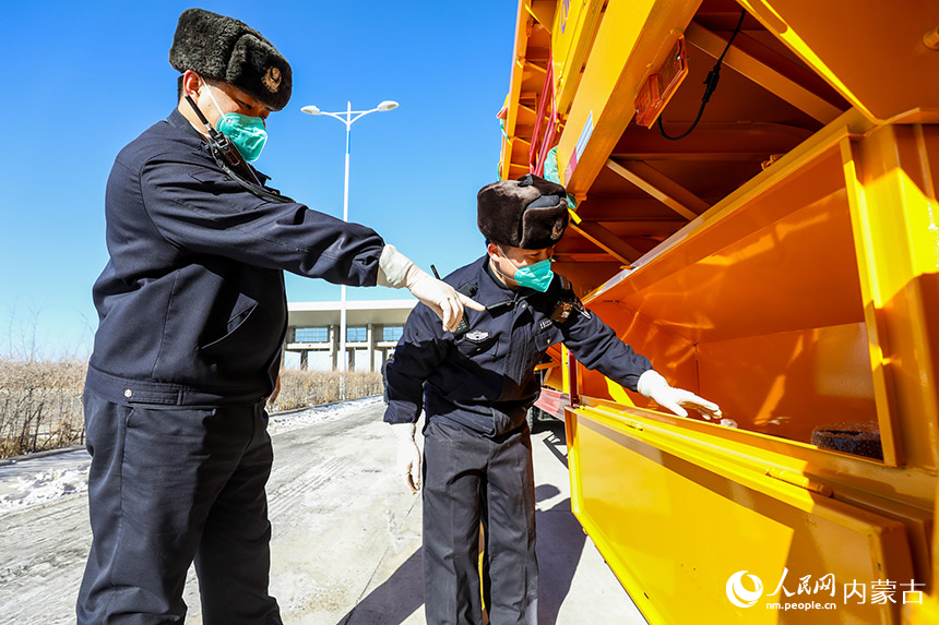 二連出入境邊防檢查站執勤民警對出境貨車進行車體檢查。郭鵬杰攝