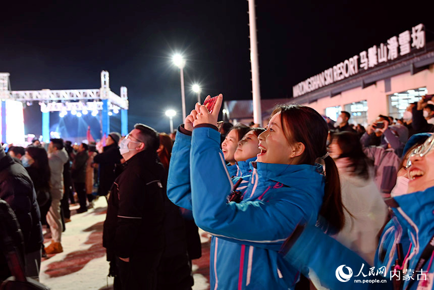 市民正在欣赏雪地烟花秀。人民网 刘艺琳摄