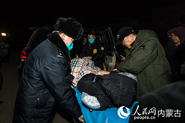 二连出入境边防检查站执勤民警协助救护人员将伤者转移至中方救护车。