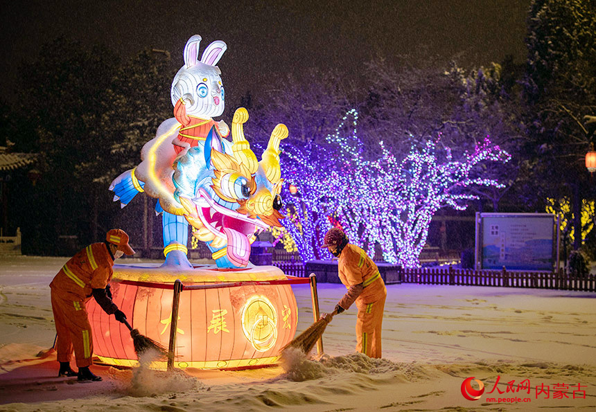 2月9日，呼和浩特市玉泉环境卫生服务中心的环卫工人在塞上老街历史文化街区清扫积雪。丁根厚摄