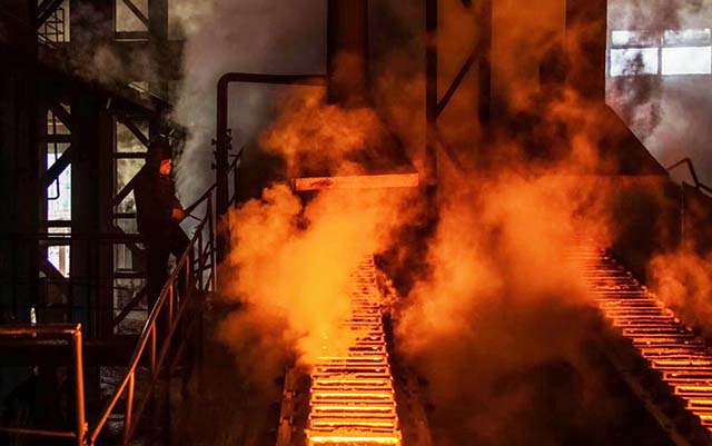 内蒙古和谊镍铬复合材料有限公司镍铁合金生产车间工人正在作业。王阳摄