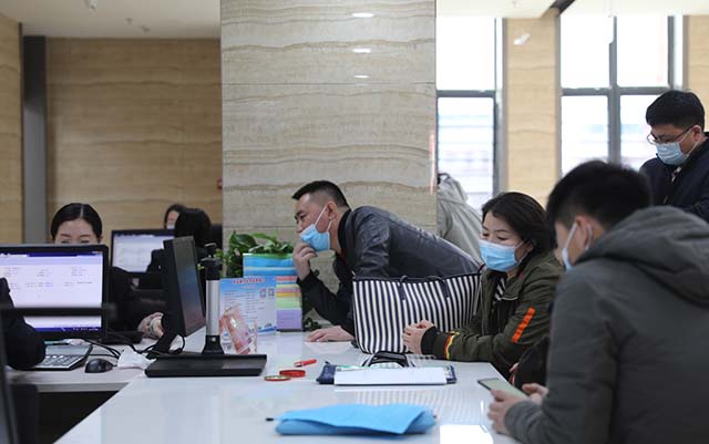 奈曼旗政务服务中心企业服务窗口。王阳摄