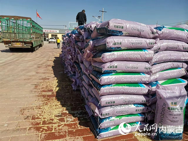 乌兰浩特市葛根庙镇正在卸载种子化肥等春耕物资。嘉美摄