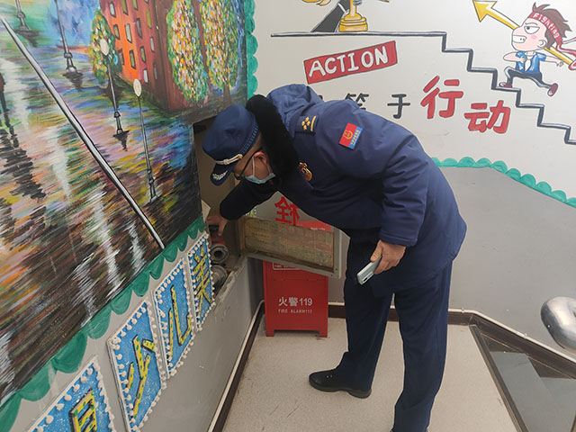 消防员检查消防设备