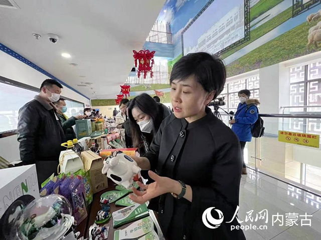 文旅部门负责人推介本地美食和文创产品。呼和浩特市文化旅游广电局供图