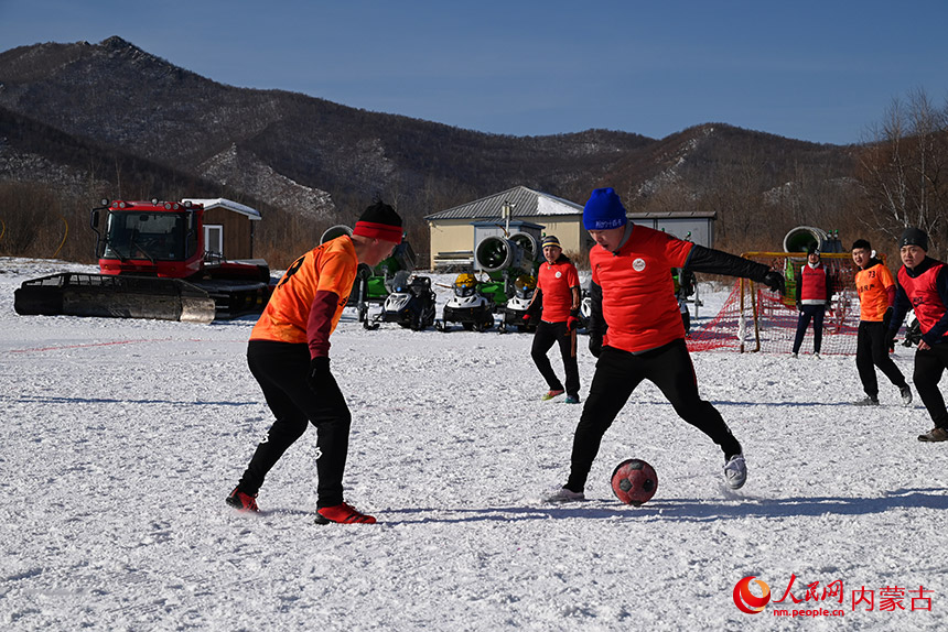 金龙山滑雪场内，雪地足球爱好者正在踢足球。人民网 刘艺琳摄