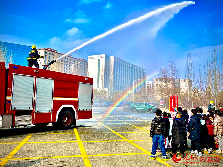 高喷消防车与孩子们的“彩虹”之约。张博摄