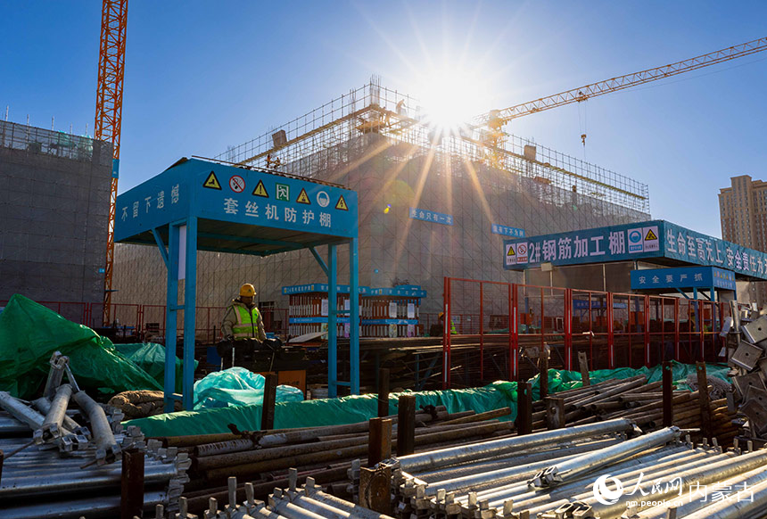 中建三局施工人员在内蒙古电力国家重点实验室A级大数据中心项目施工现场进行钢筋调直作业。丁根厚摄