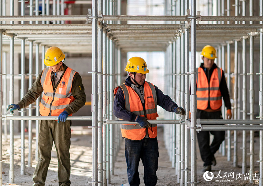 中建三局施工人员在内蒙古电力国家重点实验室A级大数据中心项目施工现场进行架体检查。丁根厚摄