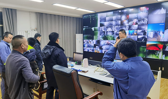 民警通过视频监控寻找走失老人。