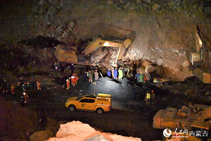 阿拉善盟新井煤矿边坡坍塌救援现场。人民网 寇雅楠摄