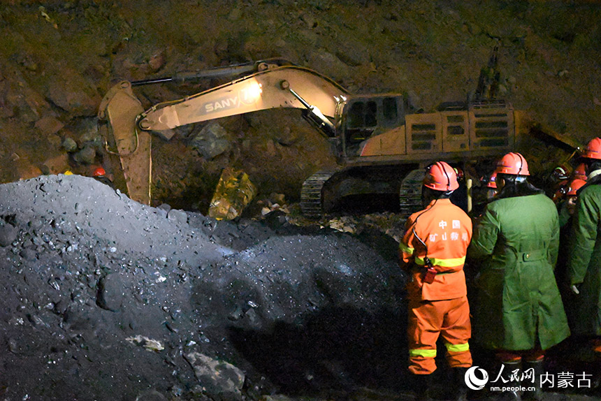 阿拉善盟新井煤矿边坡坍塌救援现场，救援机器正在作业。人民网 寇雅楠摄