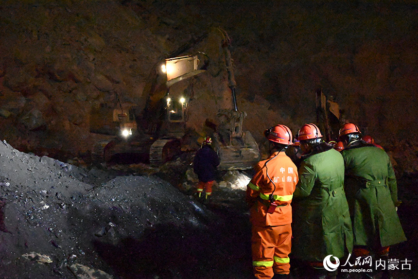 阿拉善盟新井煤矿边坡坍塌救援现场，救援机器正在作业。人民网 寇雅楠摄