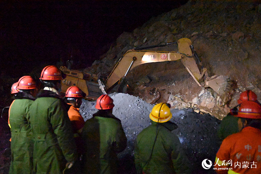 阿拉善盟新井煤矿边坡坍塌救援现场，救援人员正在争分夺秒全力搜救。人民网 寇雅楠摄