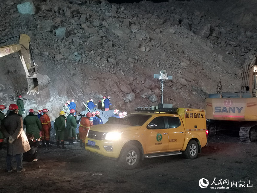 阿拉善盟新井煤矿边坡坍塌救援现场，配网抢修车正在作业。人民网 富丽娟摄