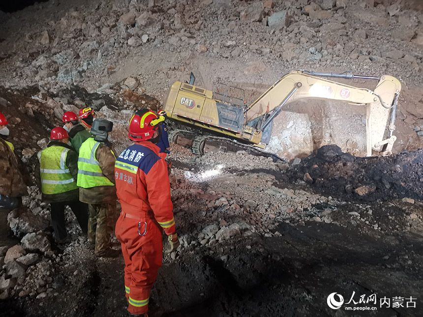 阿拉善盟新井煤矿边坡坍塌救援现场。人民网记者 白建平摄