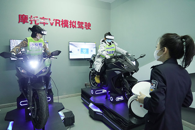 萌娃们在交警的帮助下化身“骑士”